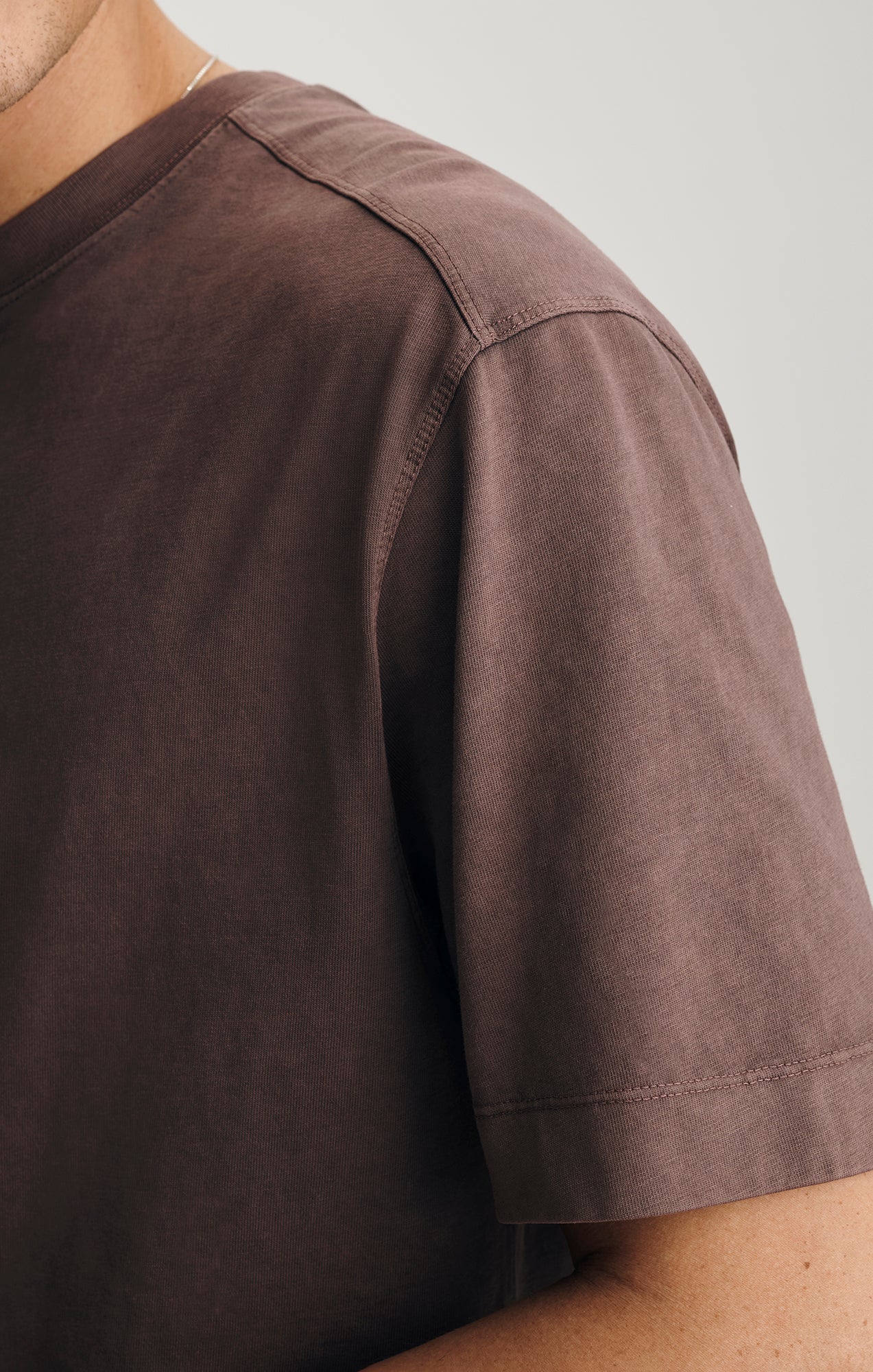 BACK SEAM CREW NECK T-SHIRT IN CHOCOLATE MARTINI - Image 3