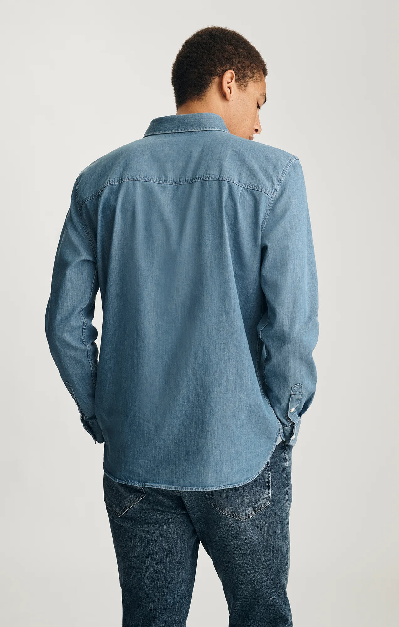 LONG SLEEVE BUTTON-UP SHIRT IN LIGHT BLUE - Image 3