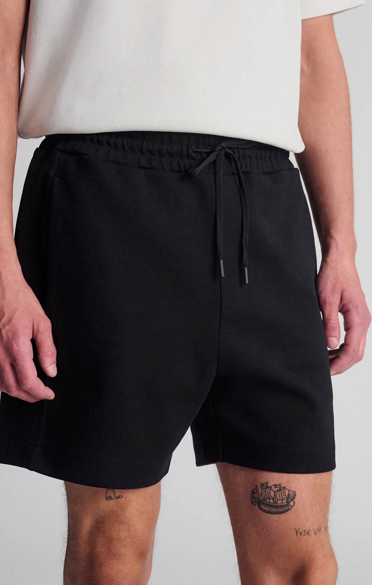 DRAWSTRING SHORTS IN BLACK - Image 5