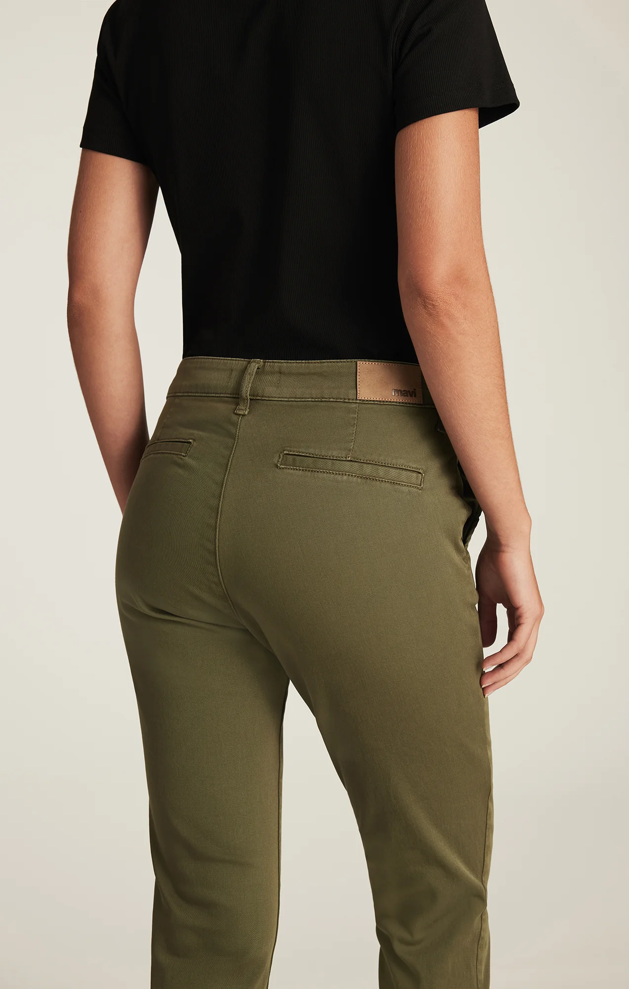 KATHLEEN SLIM BOYFRIEND CHINO IN DARK OLIVE CASUAL TWILL - Image 6