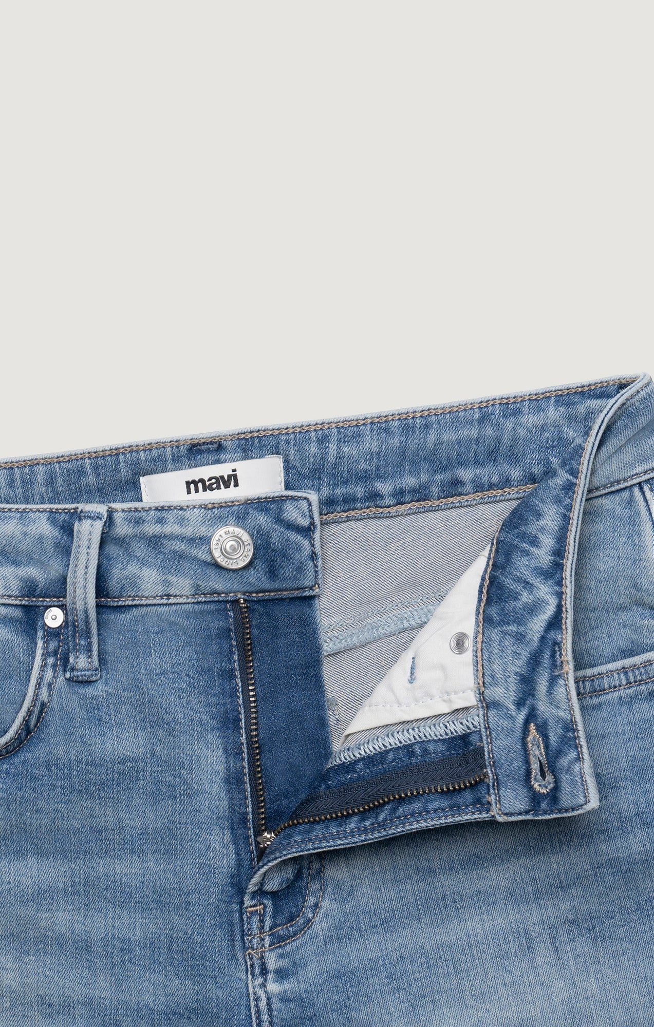 KATHLEEN SLIM BOYFRIEND IN LIGHT BRUSHED FLEX BLUE - Image 8