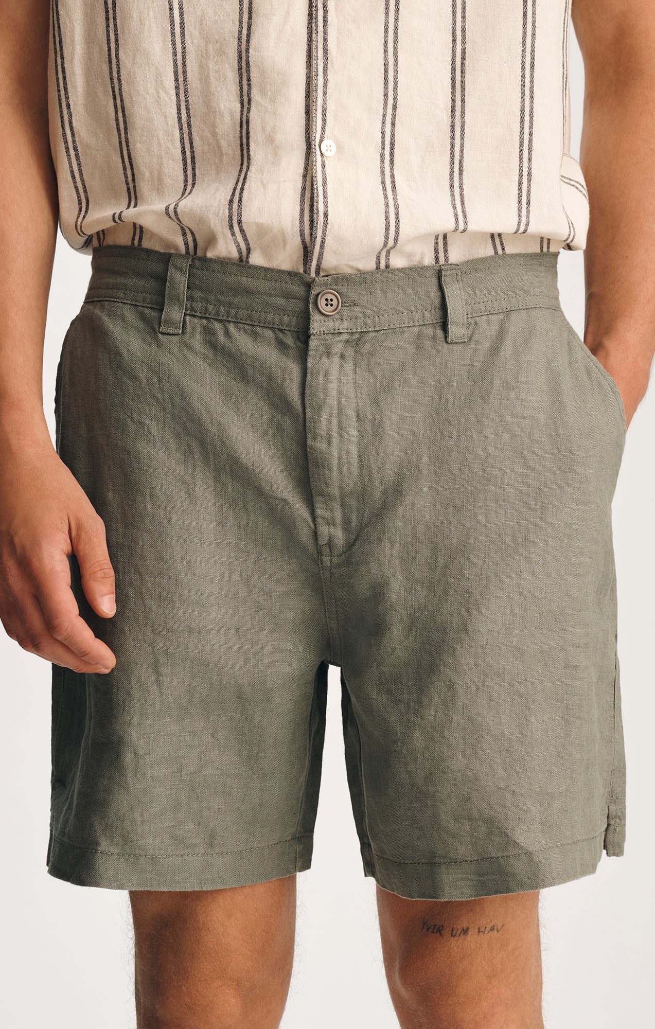 LINEN 7" INSEAM SHORTS IN AGAVE GREEN - Image 6