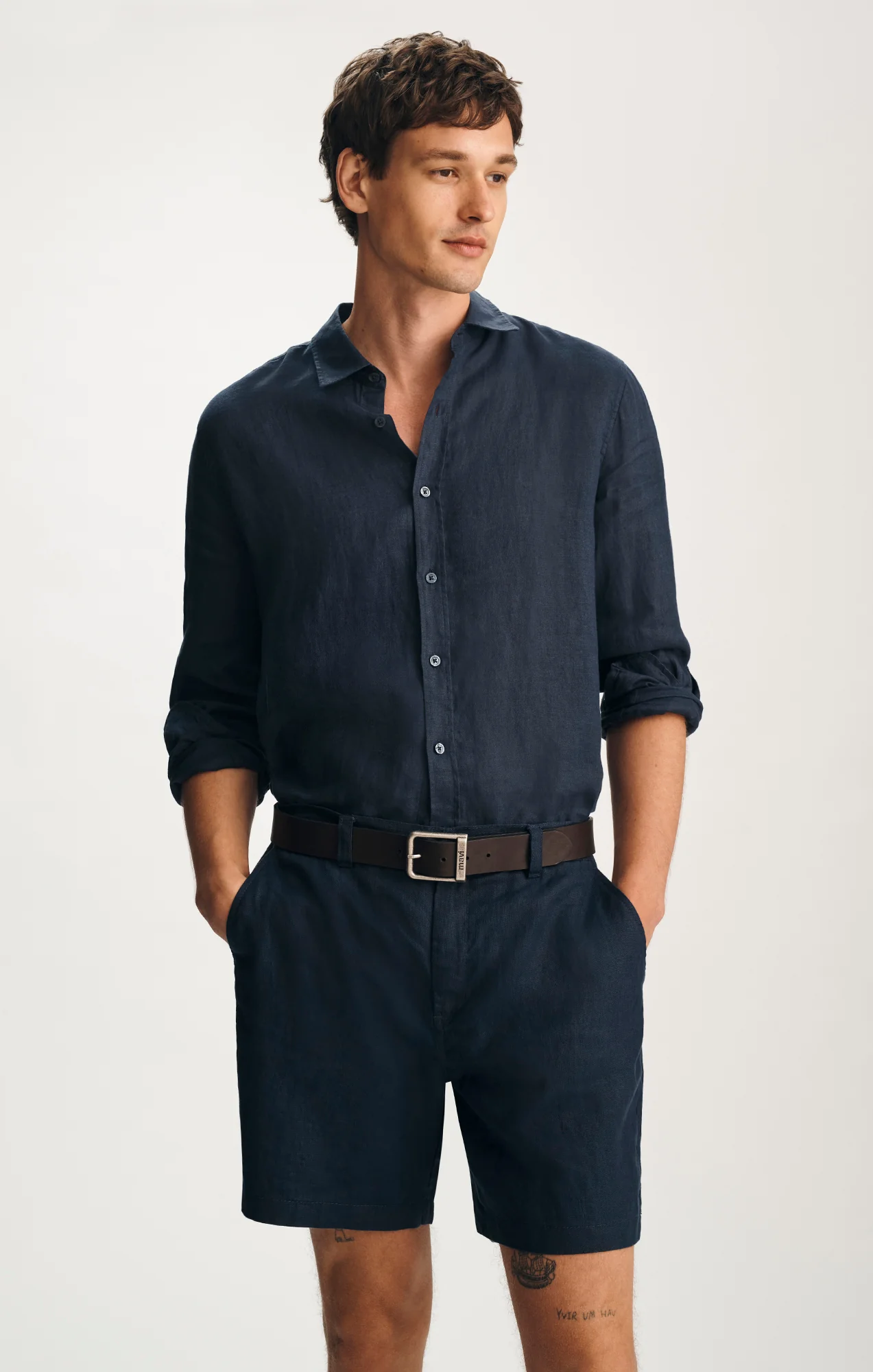 LINEN 7" INSEAM SHORTS IN BLACK IRIS - Image 2