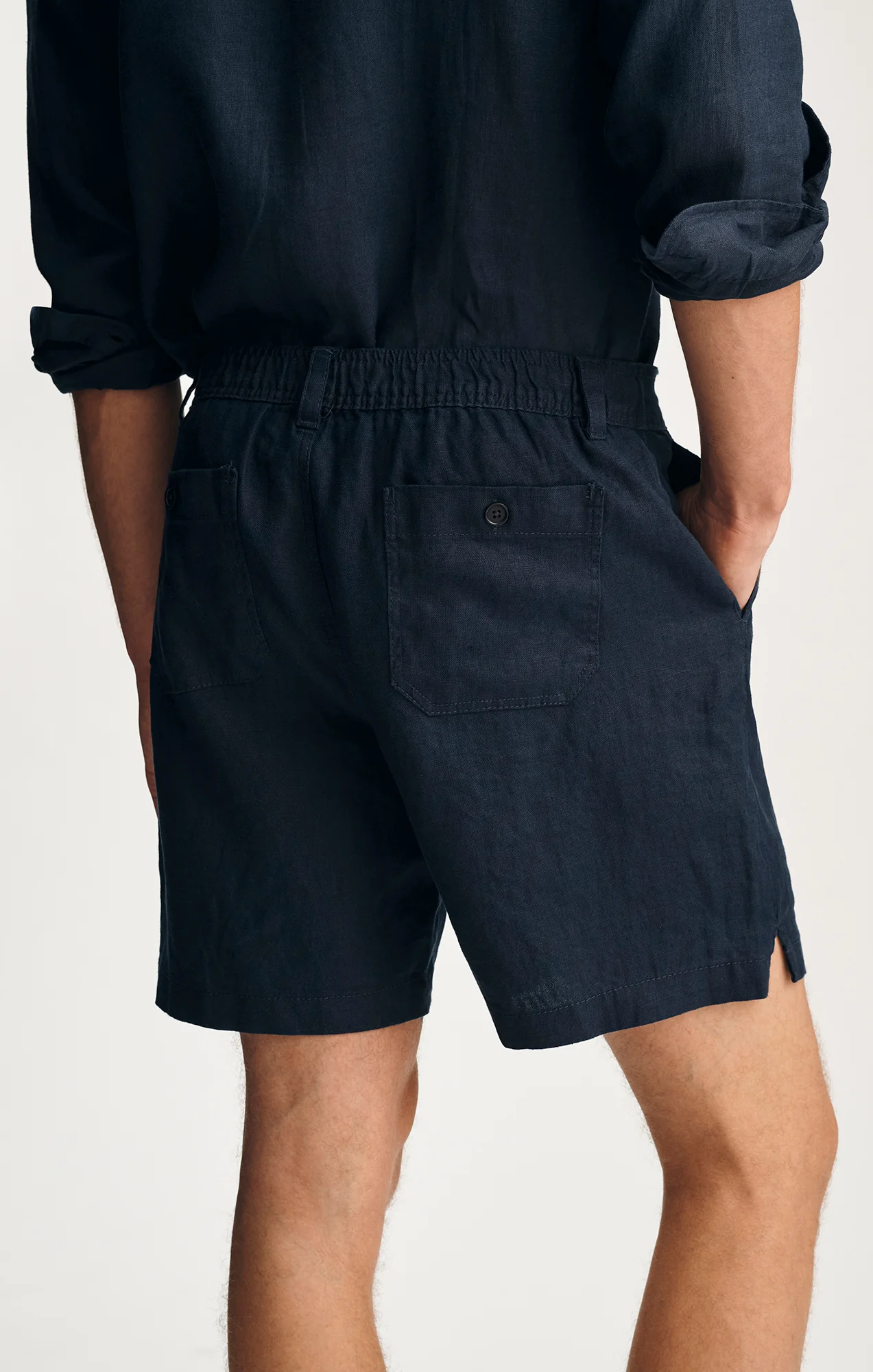LINEN 7" INSEAM SHORTS IN BLACK IRIS - Image 5