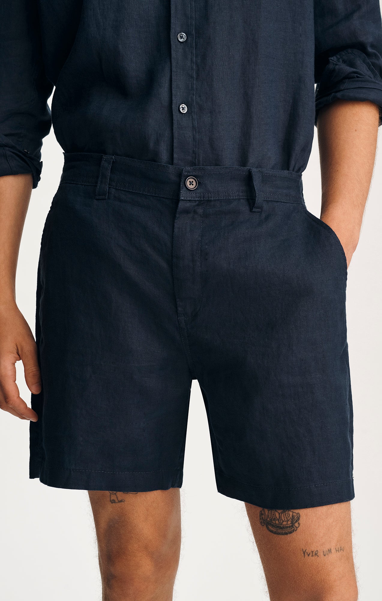 LINEN 7" INSEAM SHORTS IN BLACK IRIS - Image 6