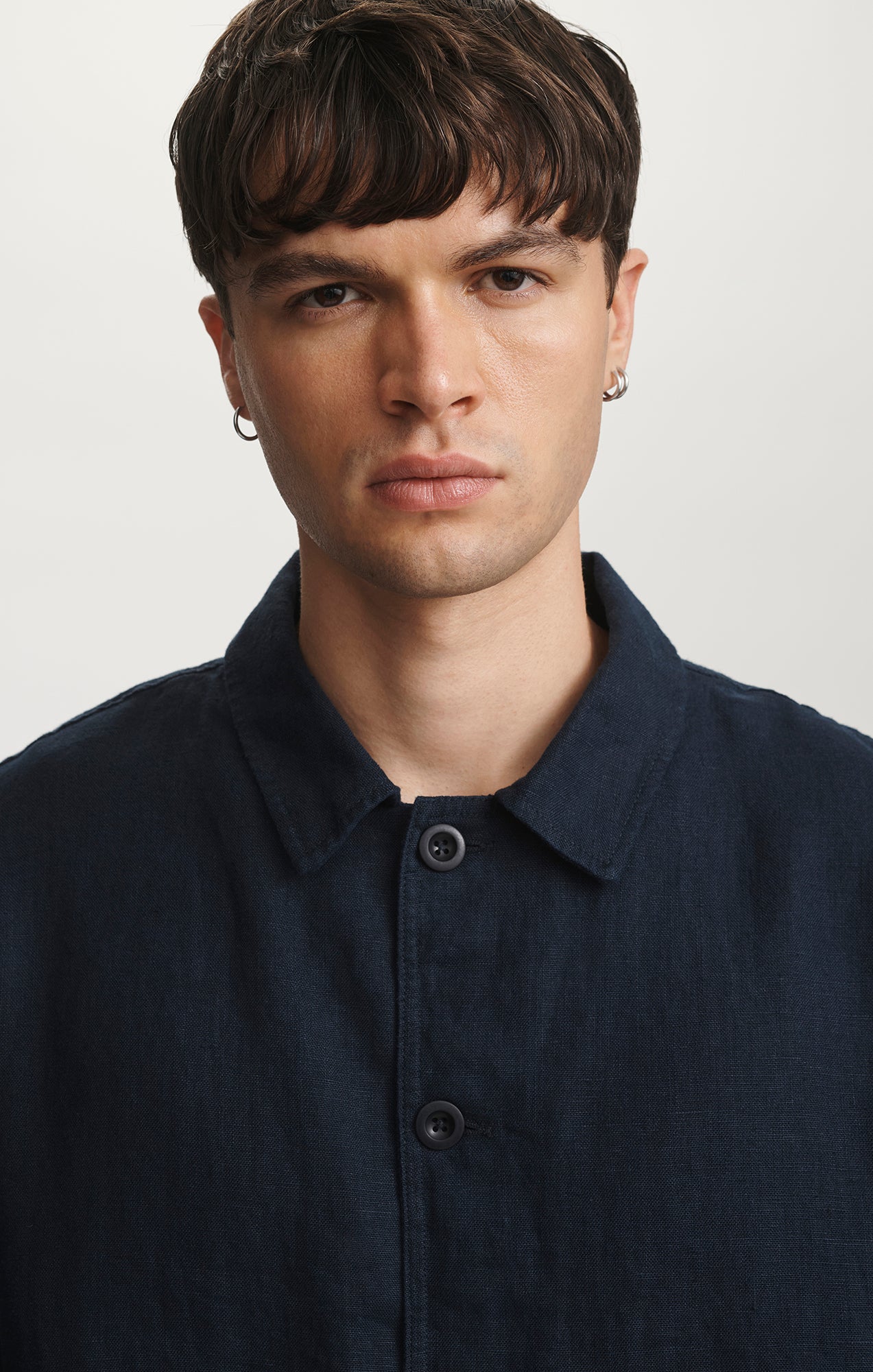 LINEN DOUBLE POCKET BUTTON-UP SHIRT IN DARK SAPPHIRE - Image 3