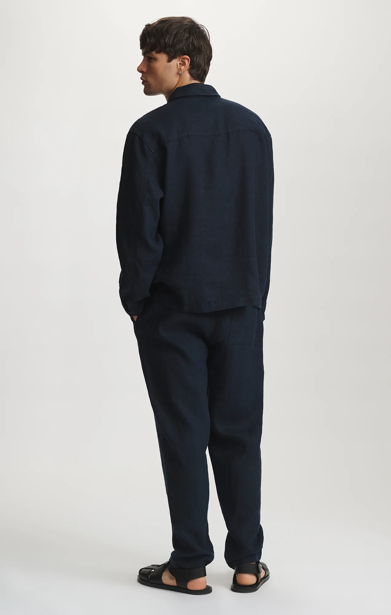 LINEN DOUBLE POCKET BUTTON-UP SHIRT IN DARK SAPPHIRE - Image 4