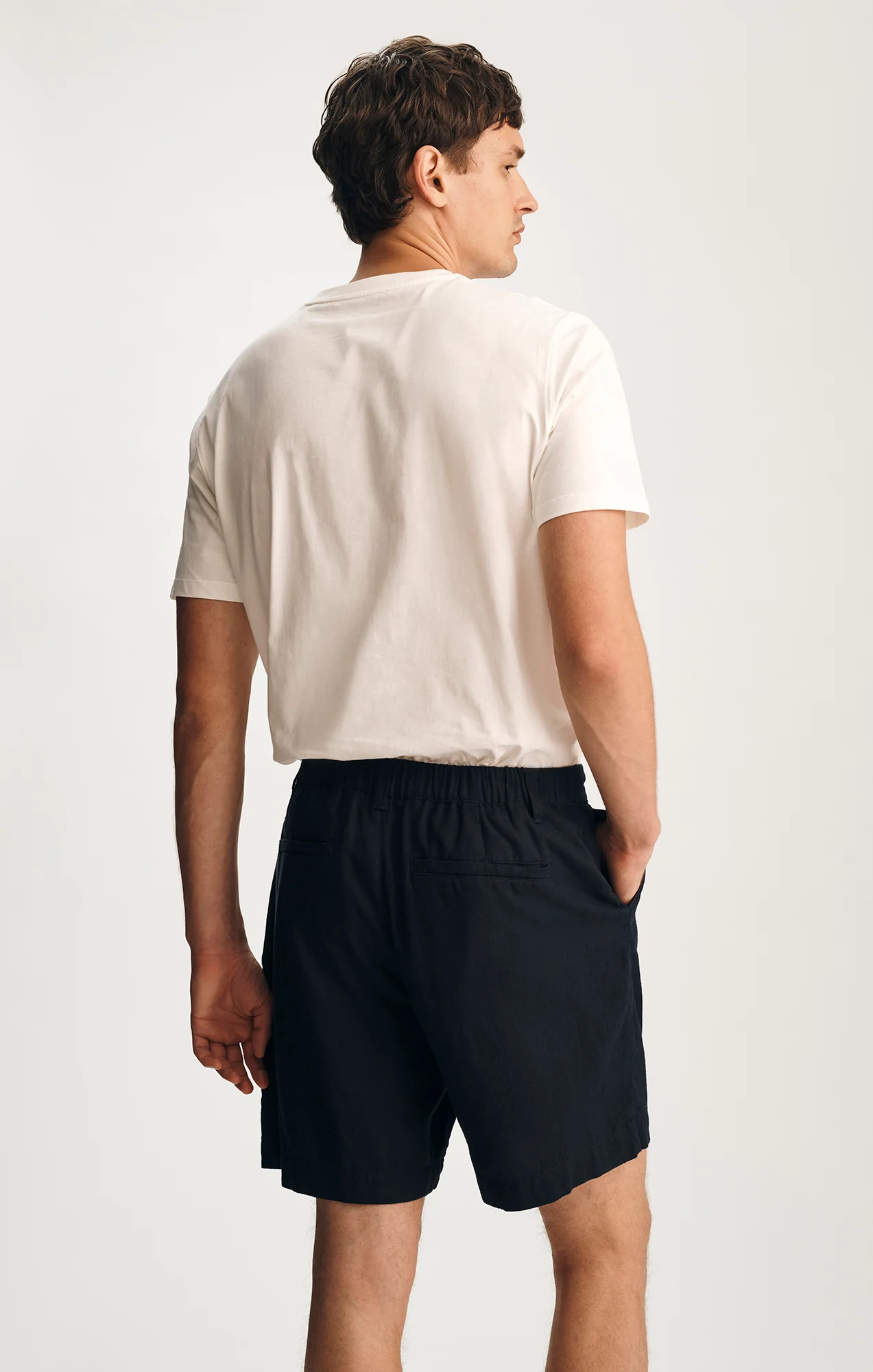 LINEN PLEATED 7" INSEAM SHORTS IN SKY CAPTAIN - Image 4