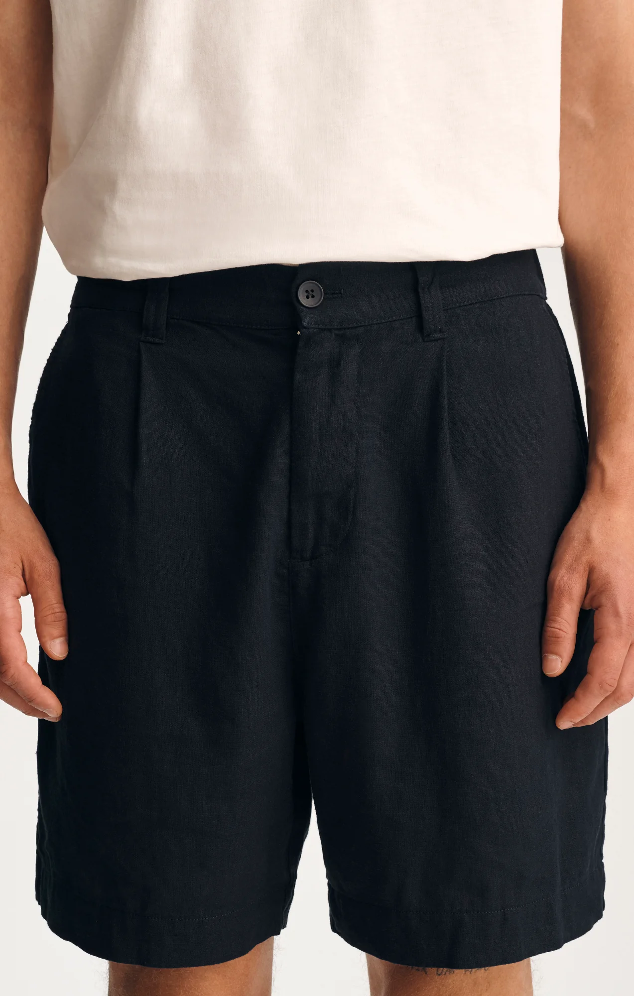 LINEN PLEATED 7" INSEAM SHORTS IN SKY CAPTAIN - Image 5