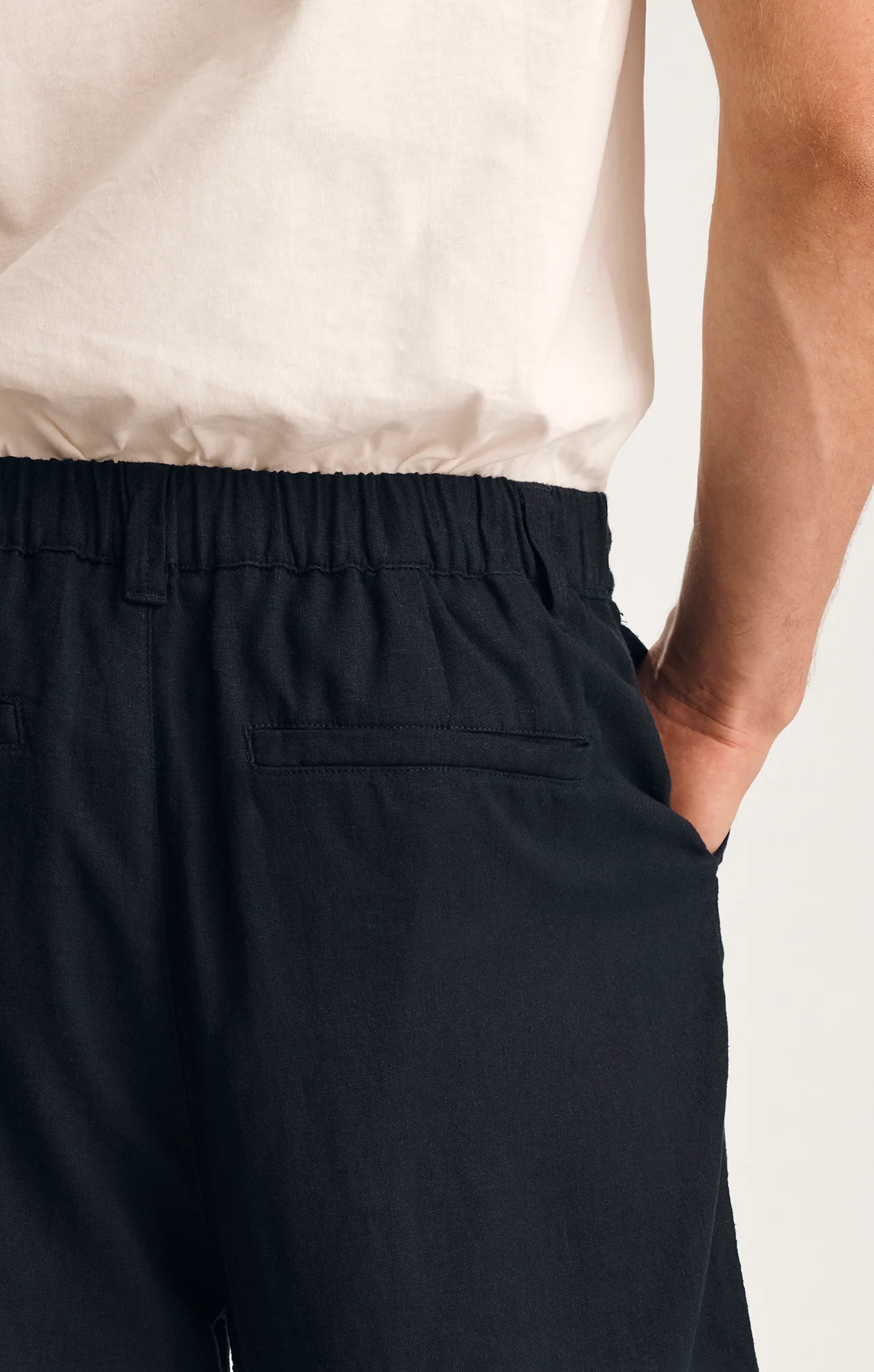 LINEN PLEATED 7" INSEAM SHORTS IN SKY CAPTAIN - Image 6