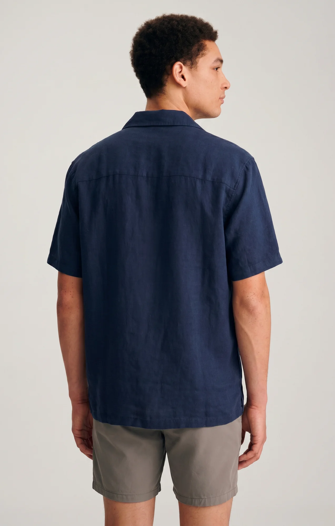 LINEN TWILL SHORT SLEEVE BUTTON-UP SHIRT IN SKY CAPTAIN - Image 2