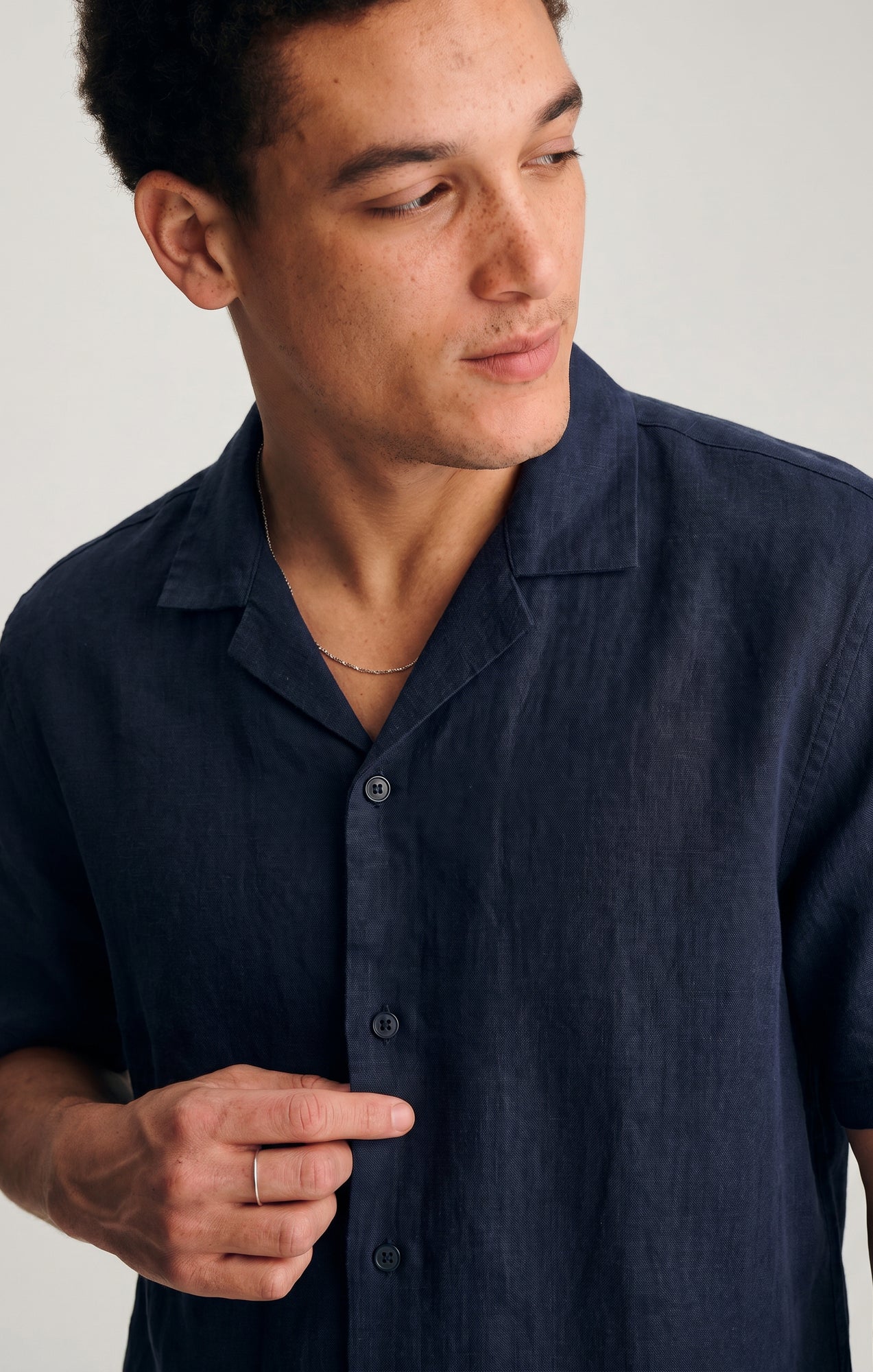 LINEN TWILL SHORT SLEEVE BUTTON-UP SHIRT IN SKY CAPTAIN - Image 4