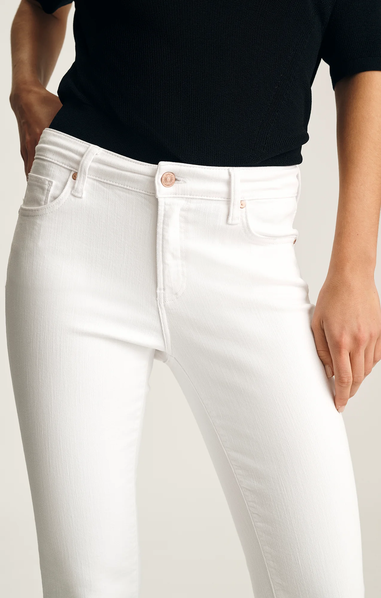 MOLLY BOOTCUT IN WHITE FLEX BLUE - Image 6