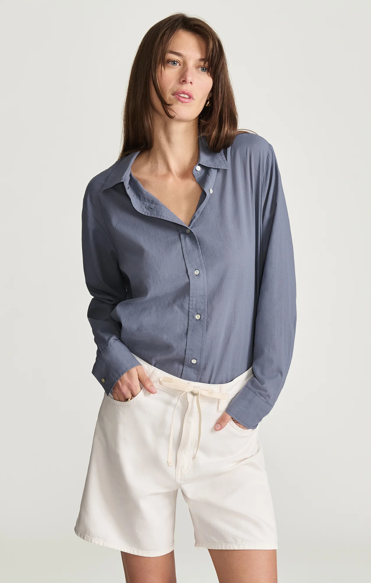 NELLA RELAXED SHORTS IN OFF-WHITE WELL BLUE - Image 3