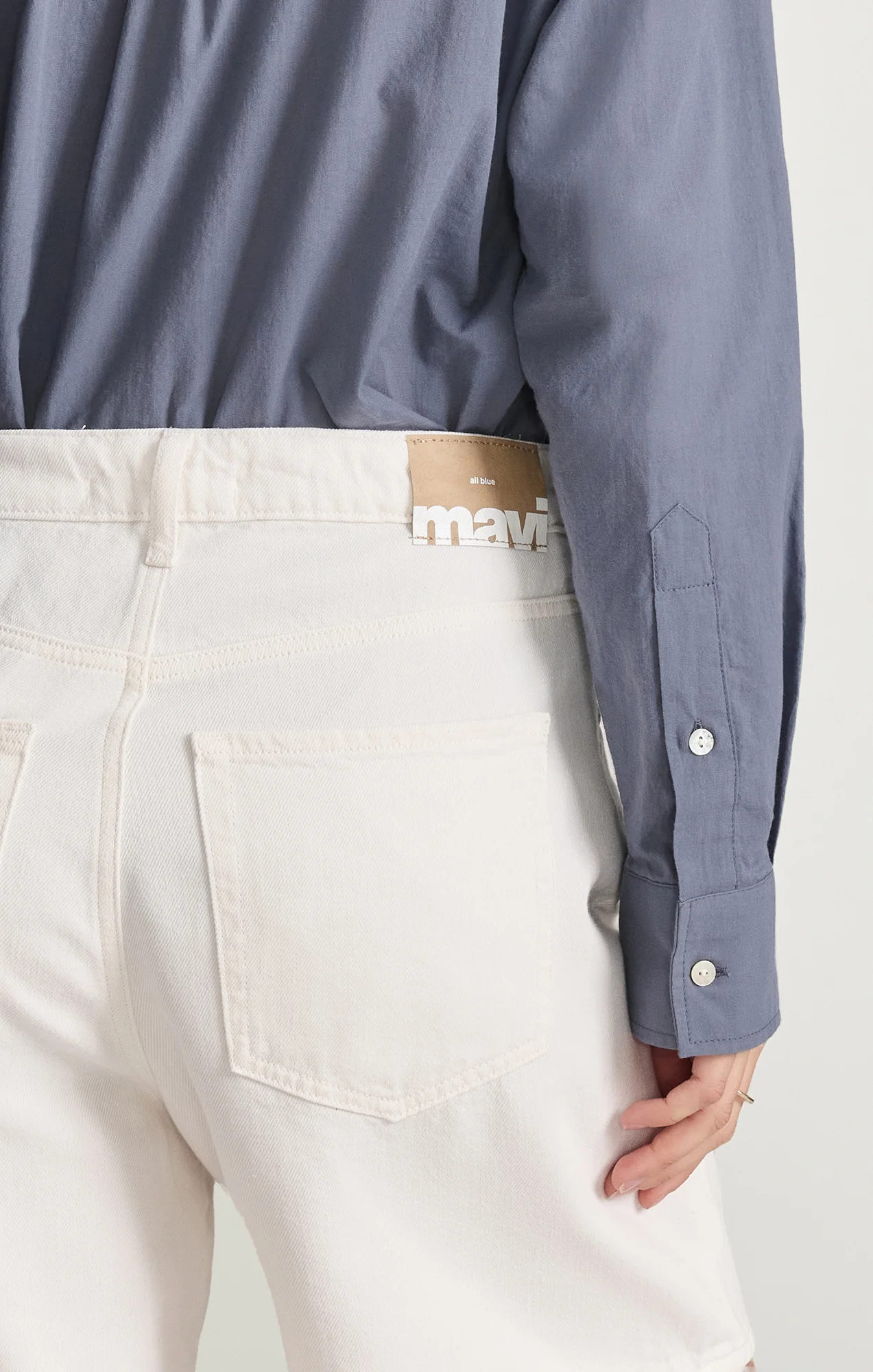 NELLA RELAXED SHORTS IN OFF-WHITE WELL BLUE - Image 5