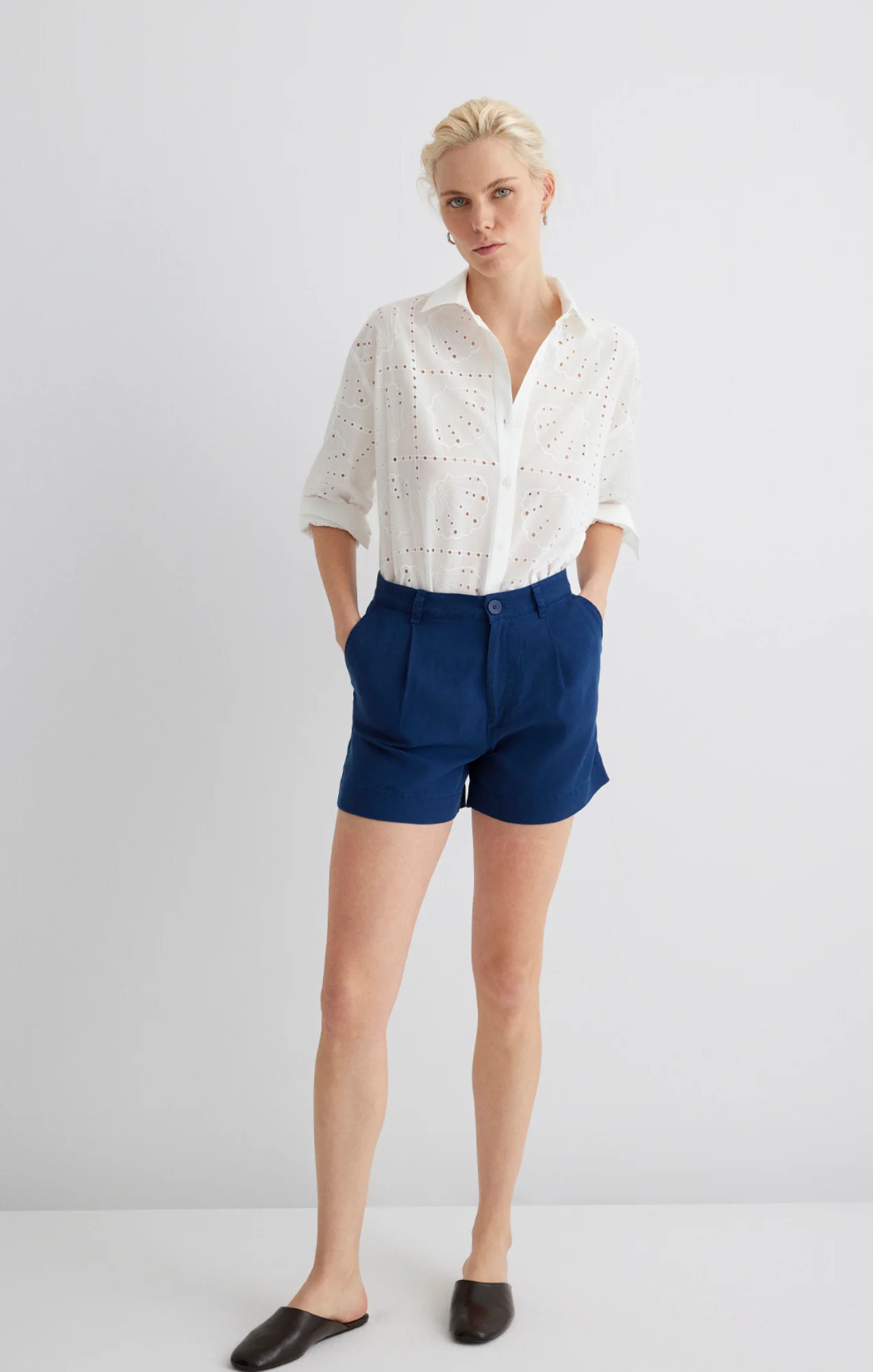 PLEATED TENCEL™ SHORTS IN LIGHT INDIGO - Image 2