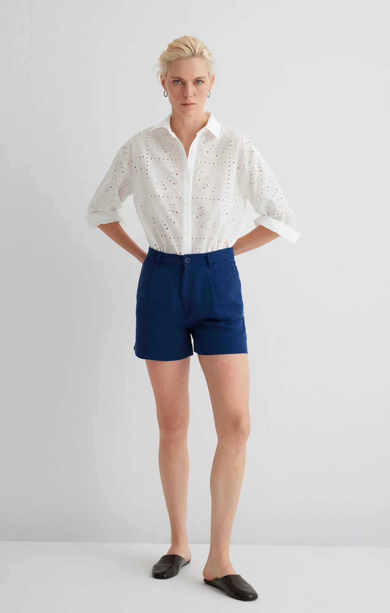 PLEATED TENCEL™ SHORTS IN LIGHT INDIGO - Image 4