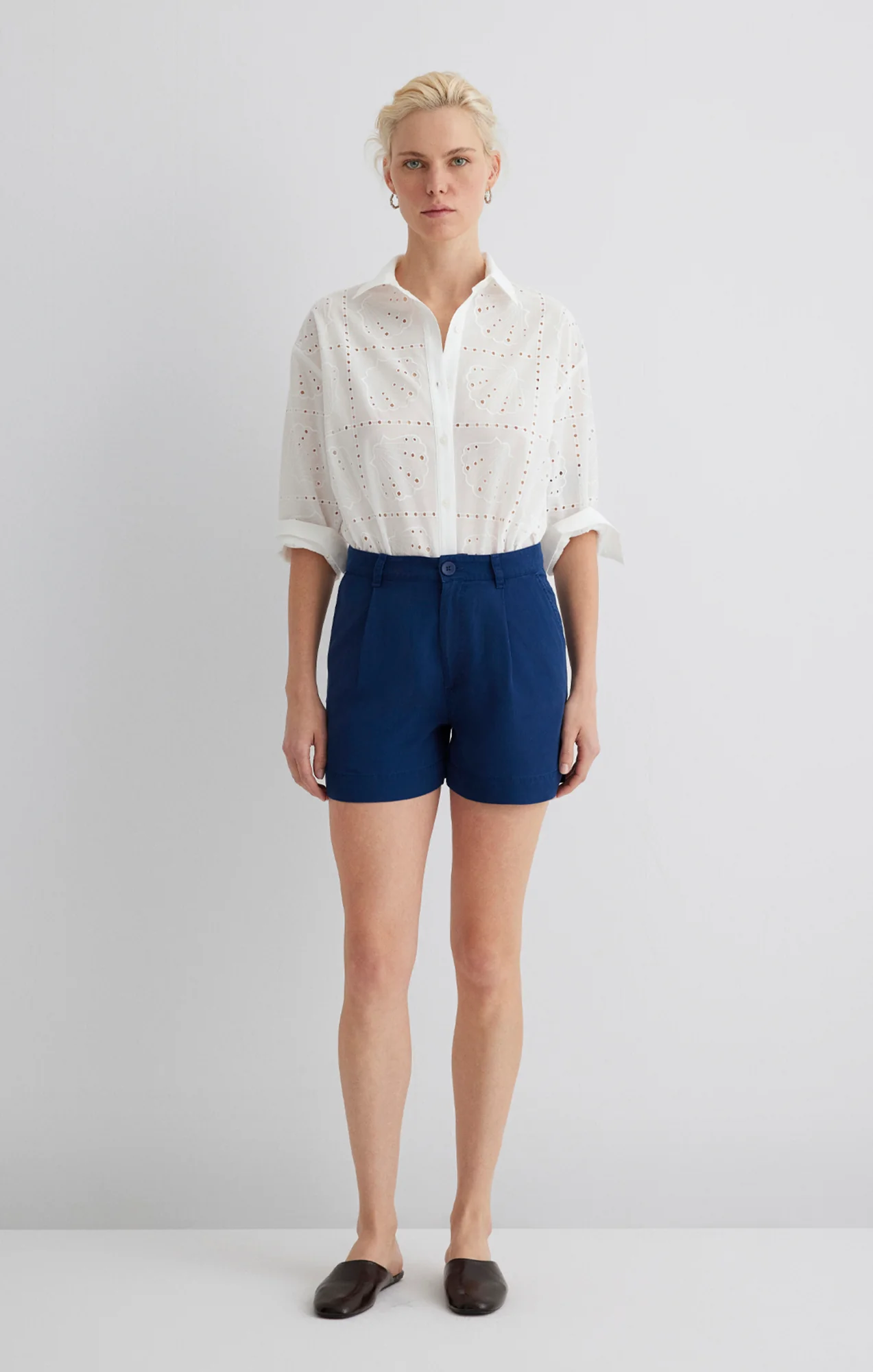 PLEATED TENCEL™ SHORTS IN LIGHT INDIGO - Image 5