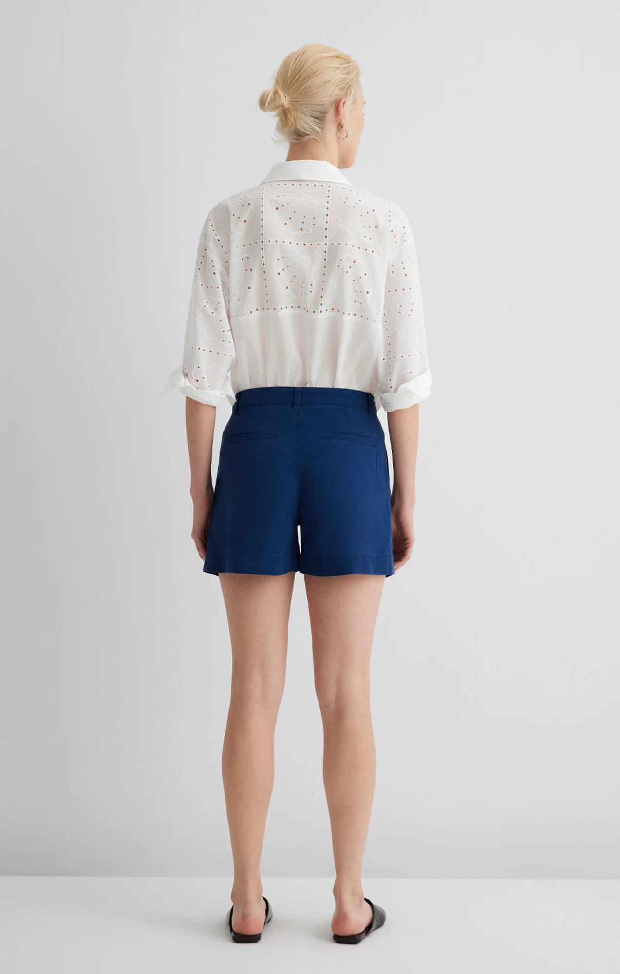 PLEATED TENCEL™ SHORTS IN LIGHT INDIGO - Image 6