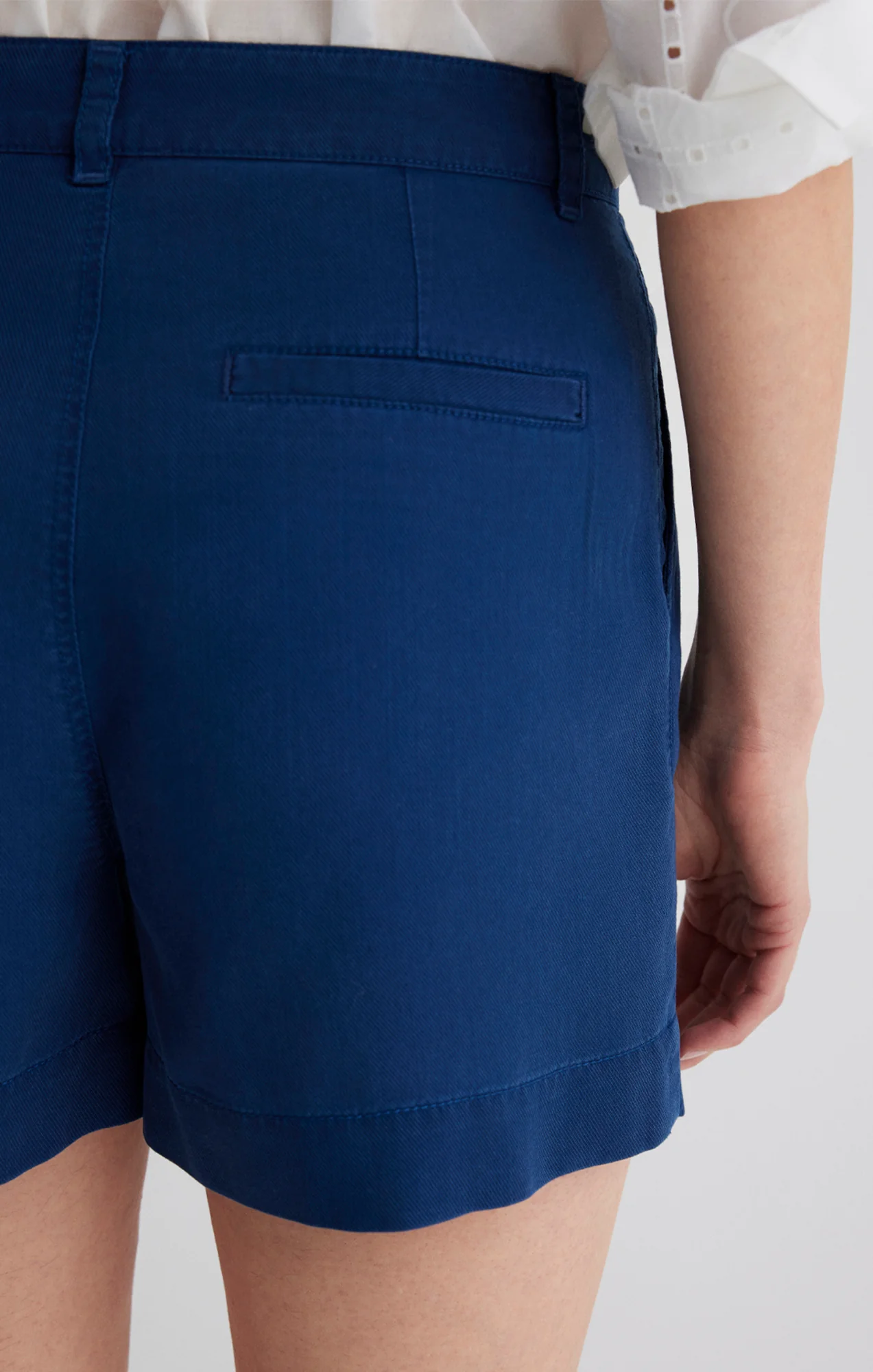 PLEATED TENCEL™ SHORTS IN LIGHT INDIGO - Image 8