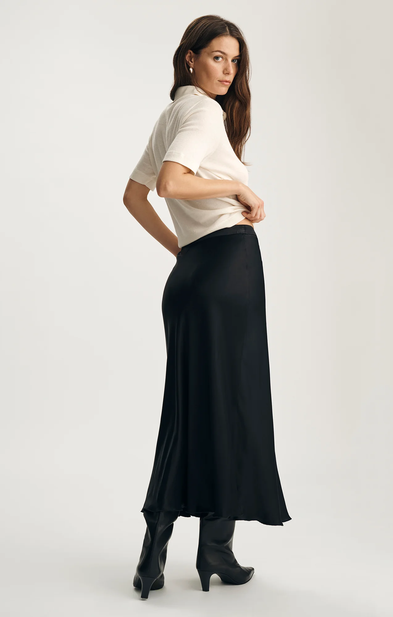 SATIN MIDI SKIRT IN BLACK - Image 3