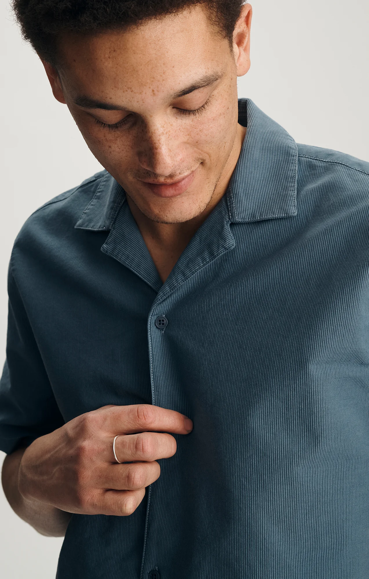 CAMP COLLAR SHORT SLEEVE SHIRT IN FLINT STONE - Image 2