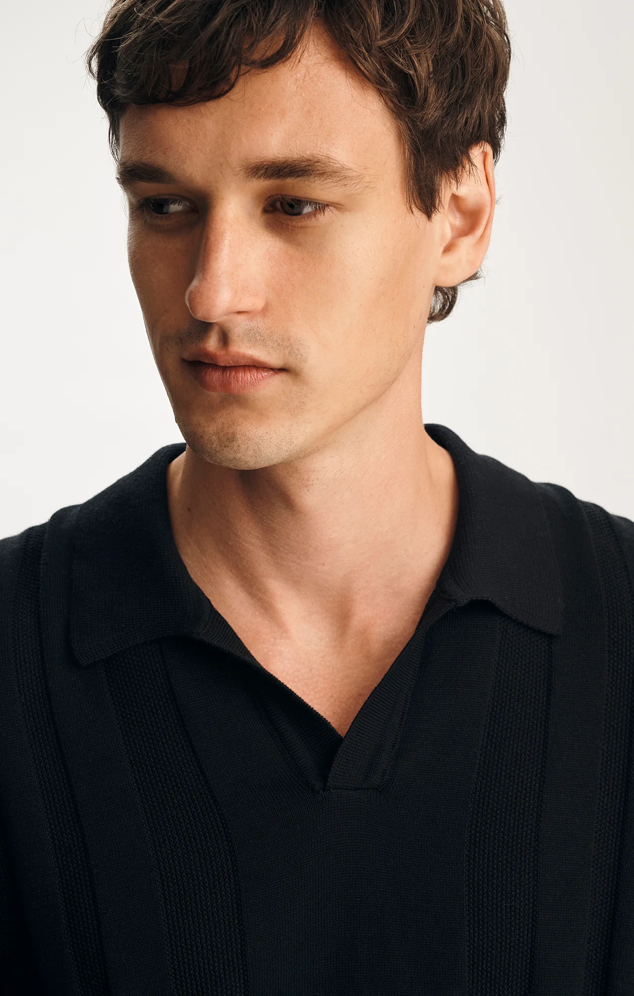 SHORT SLEEVE POLO SWEATER IN BLACK - Image 2