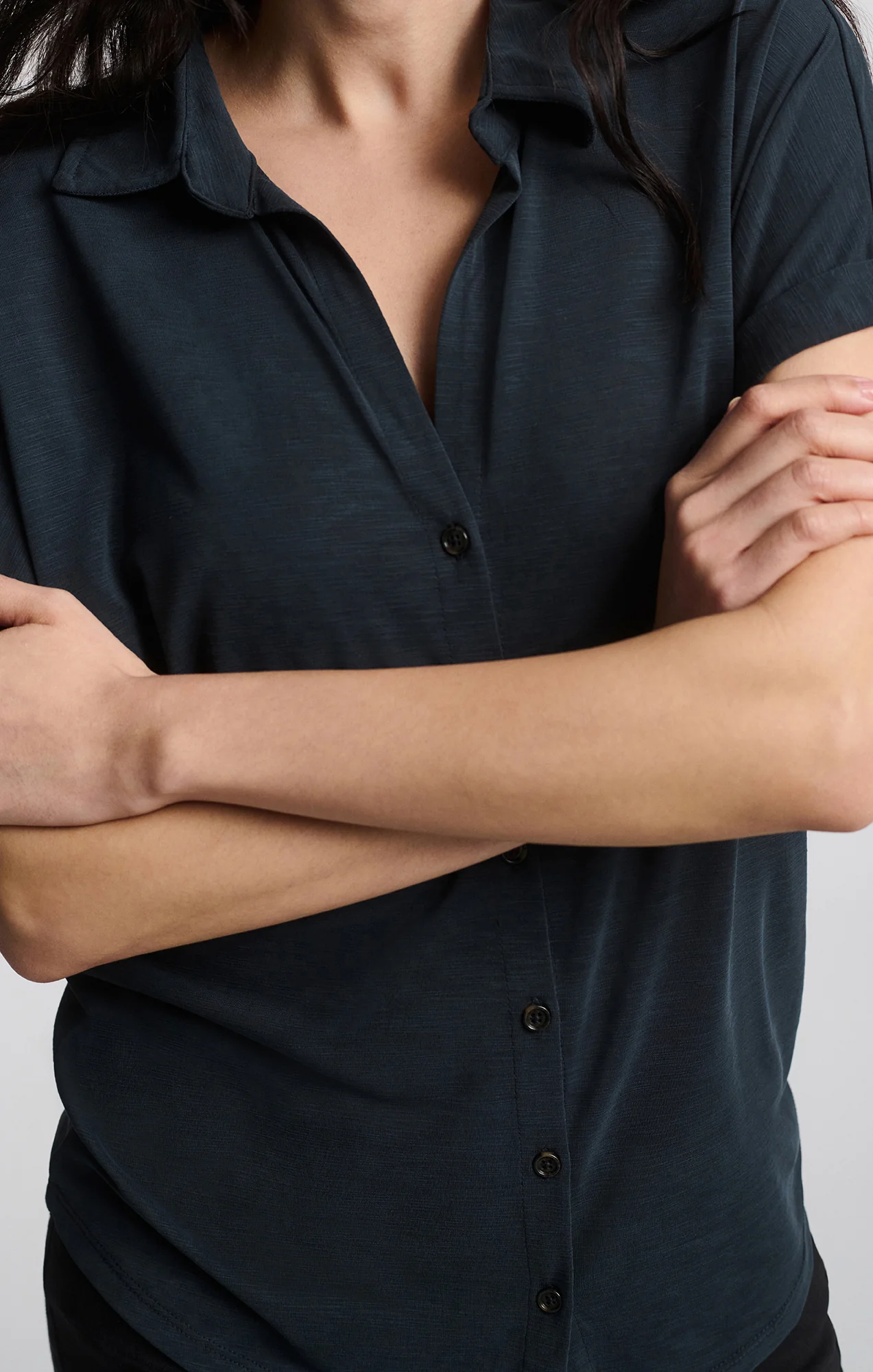 LUXE TOUCH TENCEL™ BUTTON-UP T-SHIRT IN BLACK - Image 5