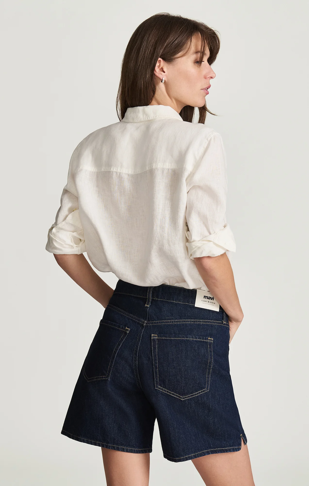 SIENA SHORTS IN RINSE CLASSIC DENIM - Image 4