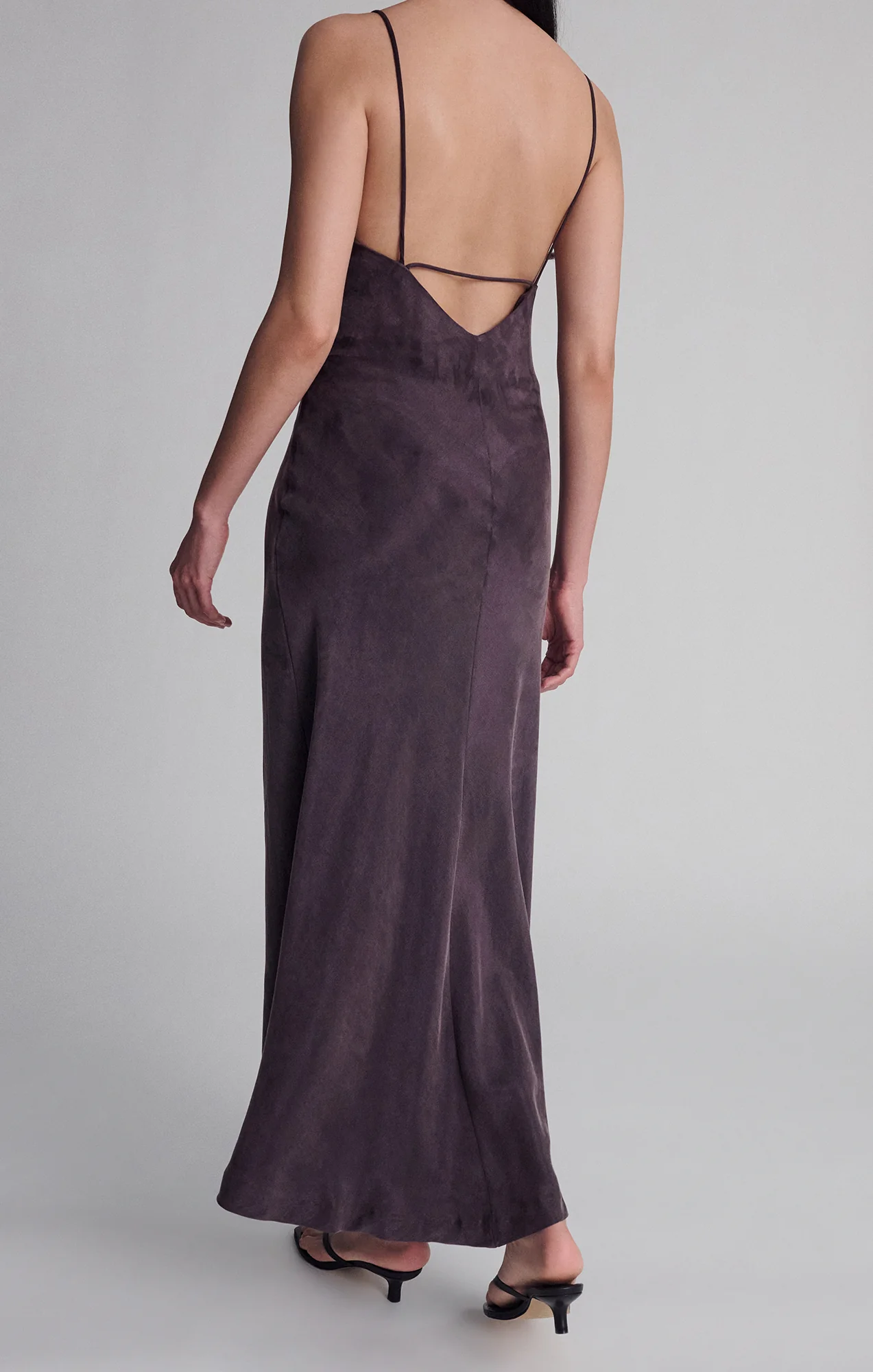 V-NECK TENCEL™ MAXI DRESS IN PLUM PERFECT - Image 3