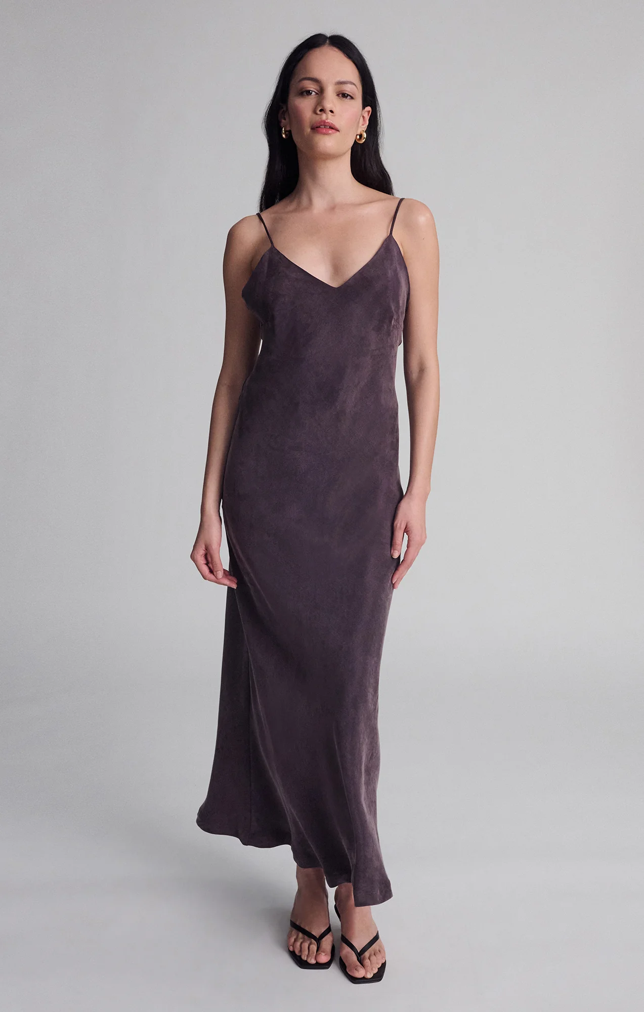 V-NECK TENCEL™ MAXI DRESS IN PLUM PERFECT - Image 4